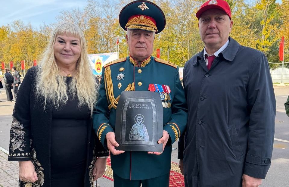 Московскому СВУ вручили икону Александра Невского, написанную на бронеплите участника СВО - 1.jpg