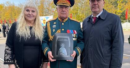 Московскому СВУ в день рождения училища вручили икону Александра Невского, написанную на бронеплите участника СВО